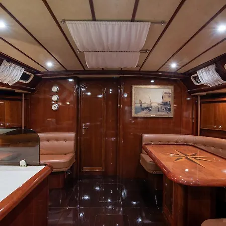 Boat Aiolis In The Athenian Riviera! Hotel en barco *